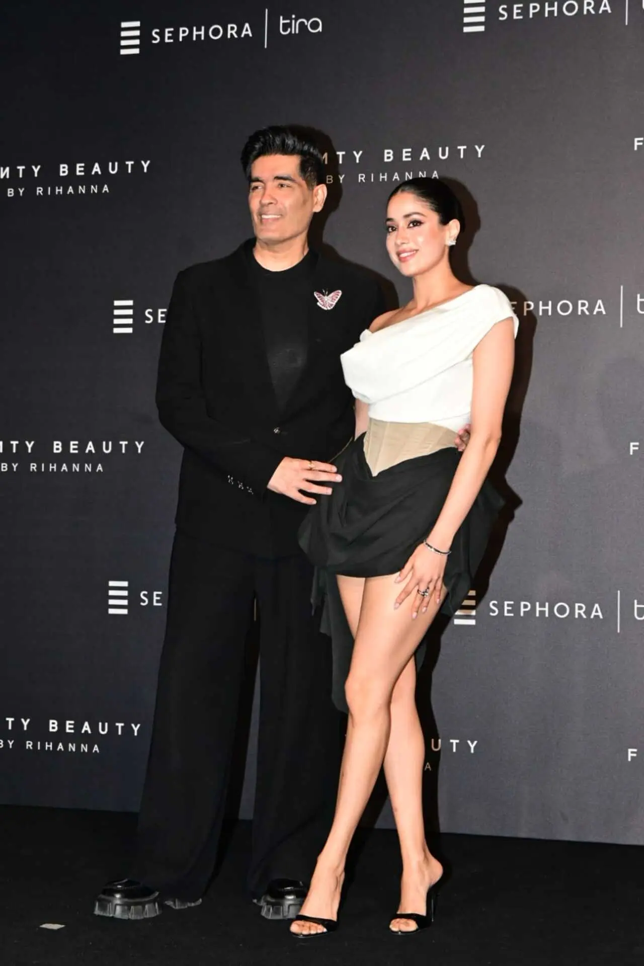 Janhvi was seen posing with ace designer Manish Malhotra on the red carpet as they complemented each other in black and white outfits.